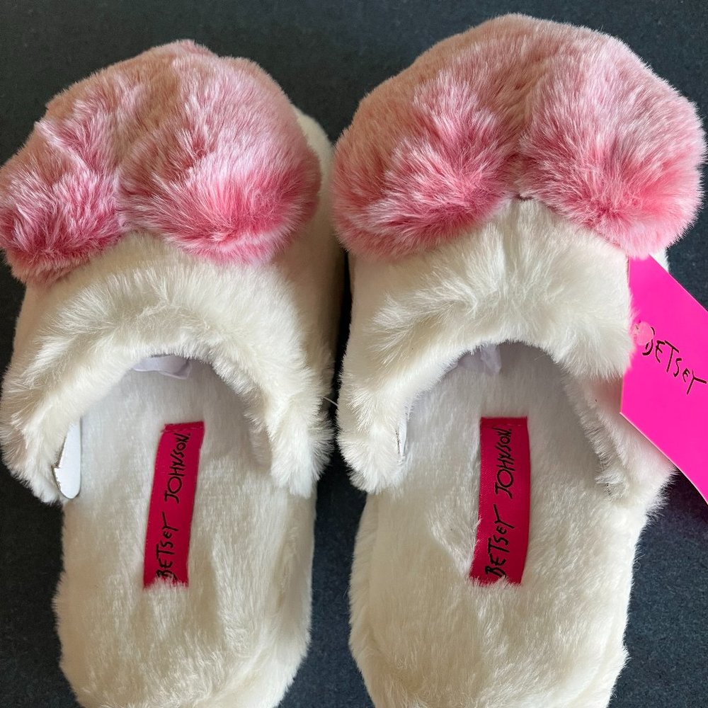 NWT BETSEY JOHNSON WHITE WITH PINK HEART SLIPPERS